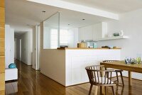 Schmales Badezimmer mit kleinem Waschtisch und braun gefliester