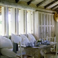 Rustikale Holzdecke im tropischem Einraumhaus mit offenen Ausblicken