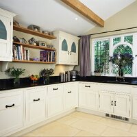 Weisses Doppelspülbecken mit modernem Wasserhahn in schwarzer