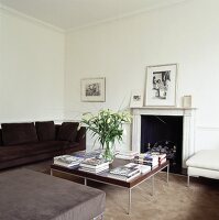 Cremefarbenes Sofa und Vorhänge vor dem Erkerfenster in einem weissen