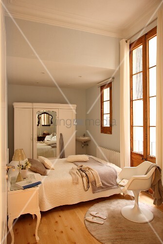 Schmales Schlafzimmer mit Möbeln im Stilmix vom Rokoko Nachttisch über