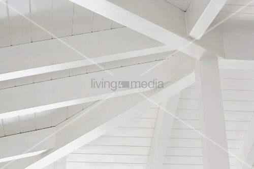 Weisse Deckenbalken – Bild kaufen – living4media