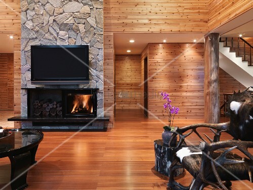 Wohnzimmer kamin fernseher: minimalistischer wohnraum mit ...