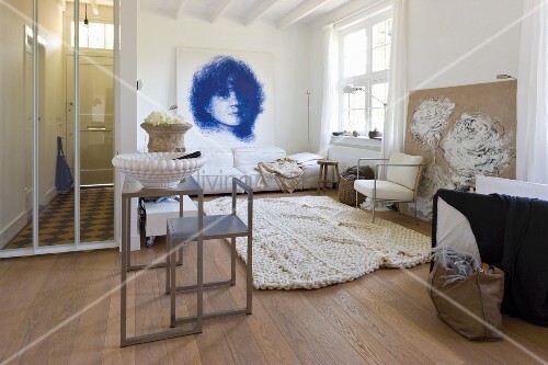 Grosser Wohnraum mit modernem Tisch und Stuhl vor Loungeecke mit hellem