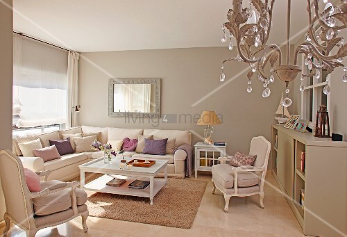 Beige getöntes wohnzimmer mit traditionellem Ãberecksofa und ...