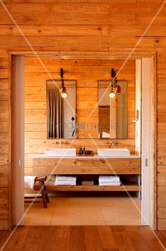 Badezimmer aus holz mit zwei waschbecken und langem holzwaschtisch