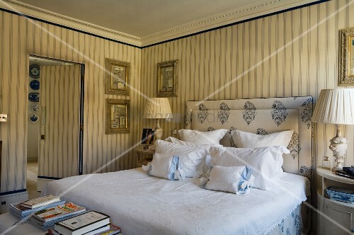 Schlafzimmer im klassisch englischen stil mit elegant gestreifter ...