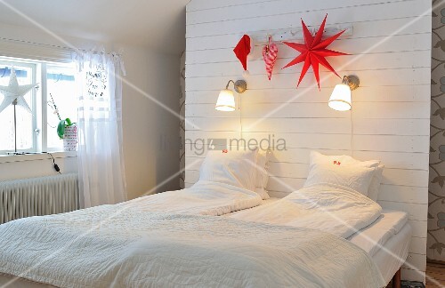 Schlafzimmer unterm dach mit stauraum hinter einer rückwand mit ... Schlafzimmer unterm dach