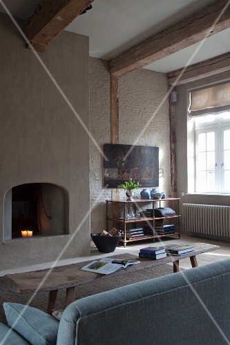 sitzbereich vor dem glas kaminofen shaggy teppich holz dekor
