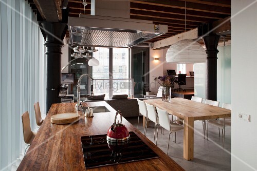 kücheninsel mit rustikaler holz arbeitsplatte und moderner essplatz in einer loft wohnung u2013 bild Kücheninsel Loft ~ kücheninsel mit rustikaler holz arbeitsplatte und moderner essplatz in einer loft wohnung u2013 bild