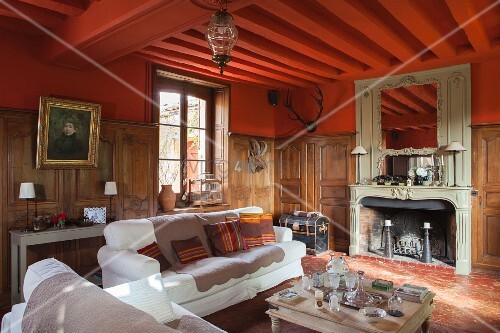 wohnzimmer kamin weiß hochglanz platten ziegelwand weiße möbel