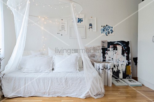 Betthimmel mit Lichterketten über einem romantischen Tagesbett mit ... Romantisches himmelbett mit lichterkette
Romantisches himmelbett mit lichterkette
Betthimmel mit Lichterketten über einem romantischen Tagesbett mit ...