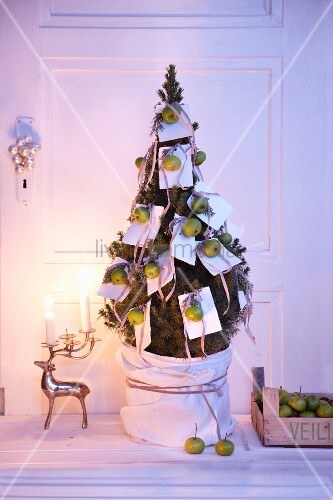weihnachtsbaum dekoriert mit gr 252 nen 196 pfeln bild kaufen weihnachtsbaum dekoriert mit gr 252 nen 196 pfeln bild kaufen