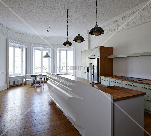 Minimalistische moderne küche mit künstlerischer front im altbau ...