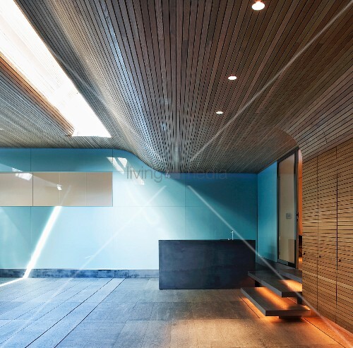 Zeitgenössischer raum mit holzverkleidung an decke und wand und ...