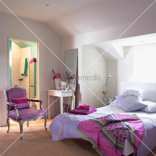 Schlafzimmer in lila und rosa tönen unter dem dach – living4media