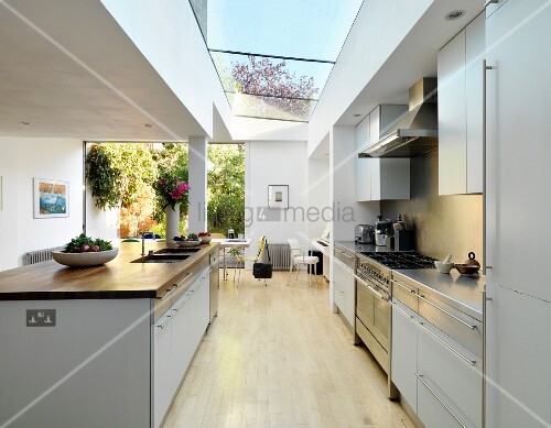 {Küchenblock mit sitzgelegenheit
97} Moderne, offene Küche mit Küchenblock im zeitgenössischen Wohnhaus ... | {Küchenblock mit sitzgelegenheit
97}