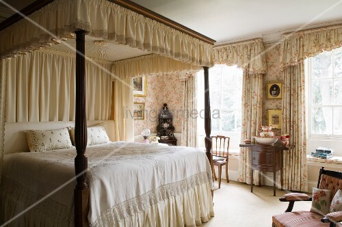 Bedroom in old English style with canopy and curtains in sumptuous fabrics – Bild kaufen ...