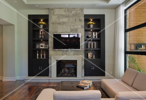 Wohnzimmerwand mit eingebautem kamin und fernseher – living4media