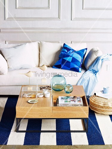 Sitzecke in wohnzimmer mit weissem sofa, blau weiss gestreiftem ... Wohnzimmer weiß blau
