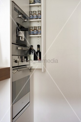 Küchengeräte im einbauschrank und ausziehbares gewürzregal ...