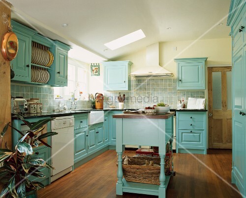 Geräumige Landhausküche in hellem Türkis mit kleiner Kücheninsel mit
