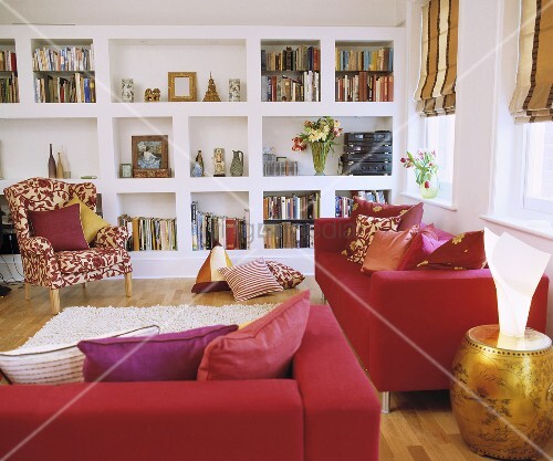 Rote sofa im modernen wohnzimmer mit weiÃem gemauerten regal ...