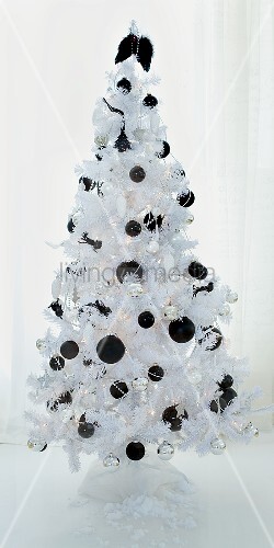 ein weisser christbaum mit schwarzen christbaumkugeln ein weisser christbaum mit schwarzen christbaumkugeln