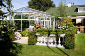 Glashaus mit Garten