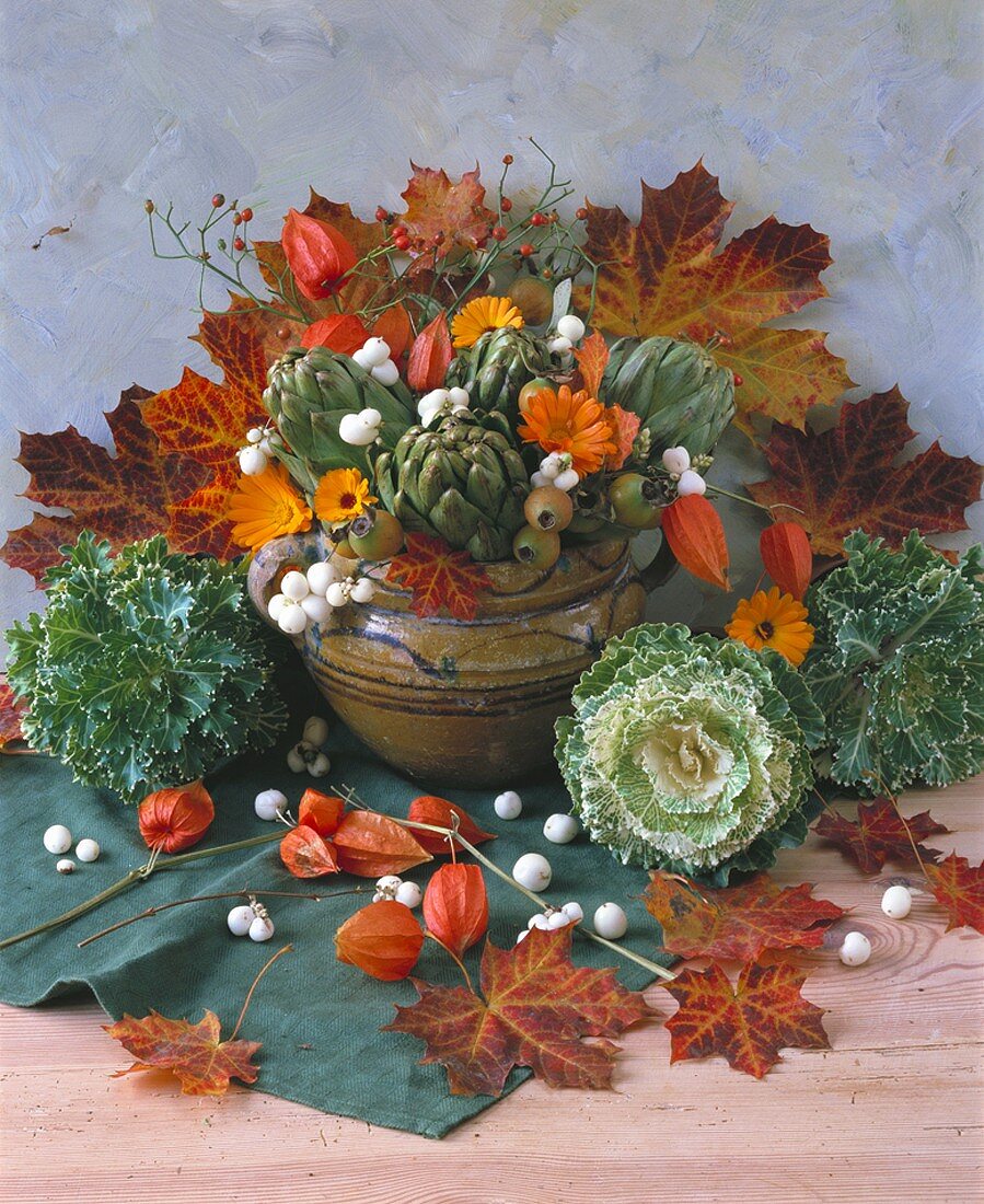 Herbstliches Gesteck aus Artischocken, Zierkohl & Ringelblume