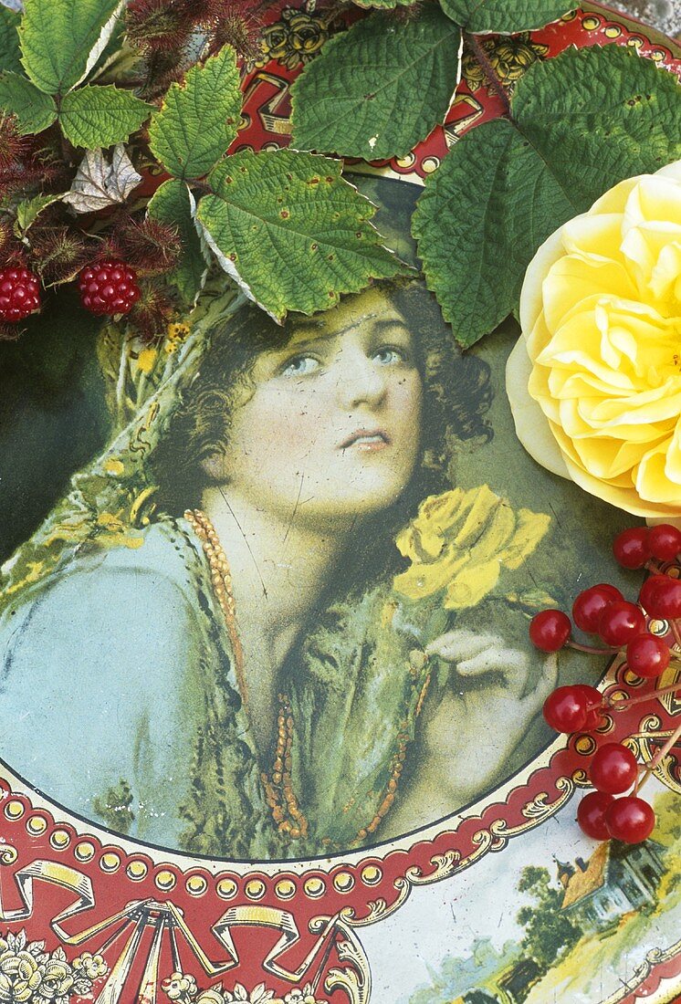 Bemalte Dose mit Rosen und Beeren dekoriert