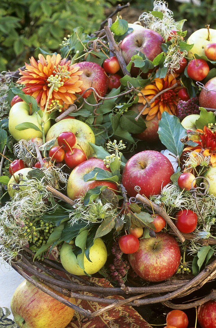 Kranz mit Äpfeln und Blumen