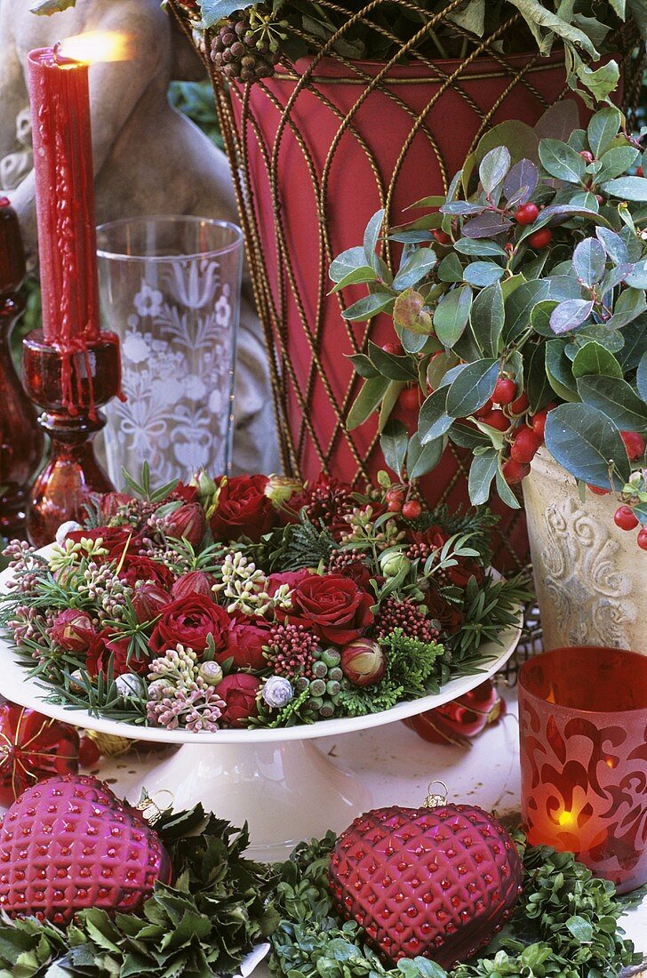 Ein weihnachtlicher Blumenkranz mit Rose und Gaultheria