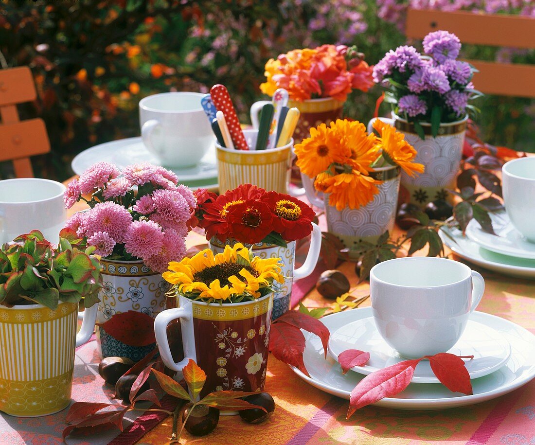 Kleine Sträusse aus diversen Sommerblumen als Tischdeko
