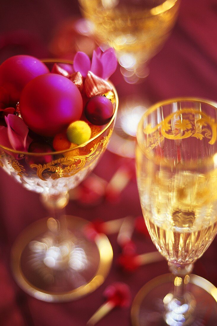 Christmas table decoration: baubles and flowers in a glass
