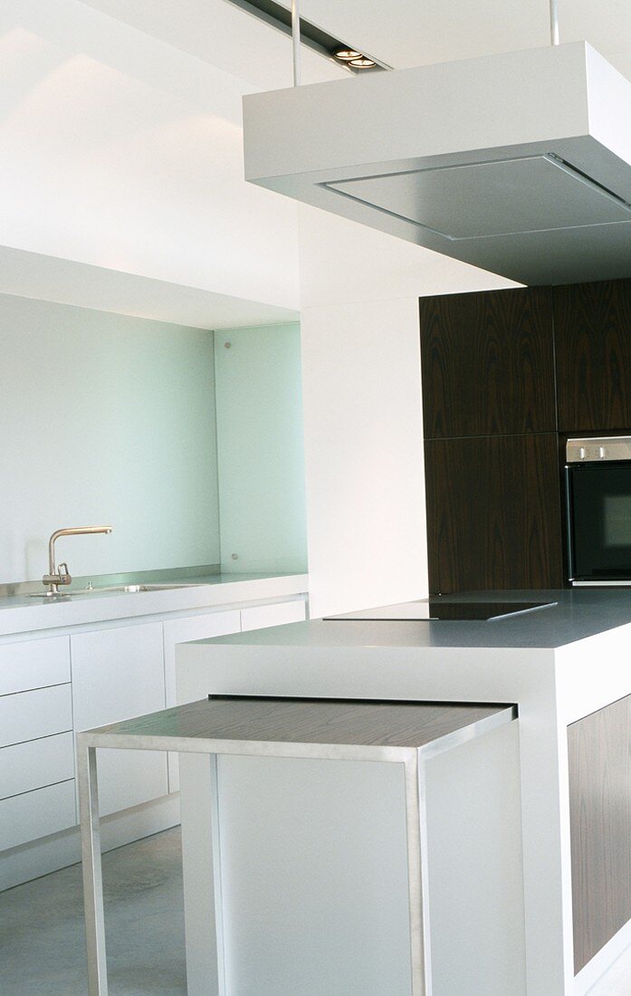Moderne helle Einbauküche mit Kochinsel und ausfahrbarem Abstelltisch