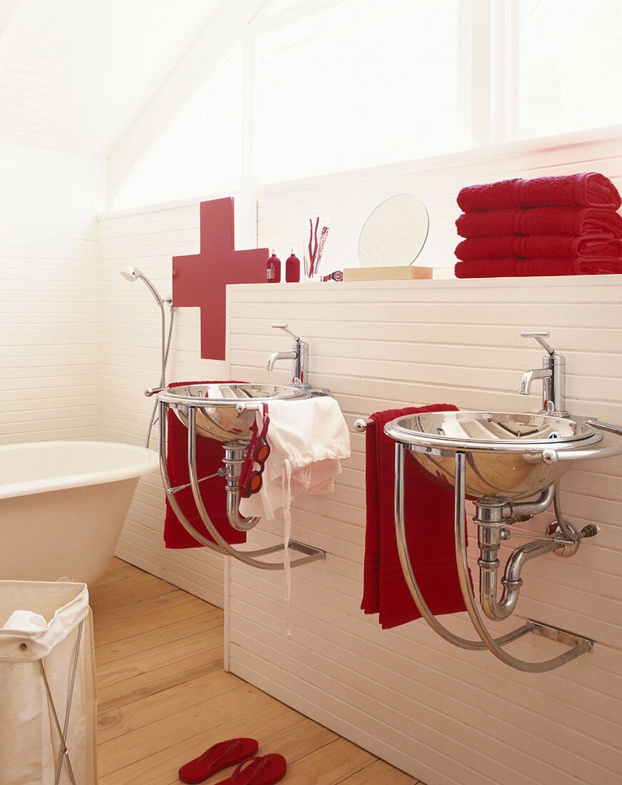 Designer-Waschbecken mit roten Handtüchern unter Fenster