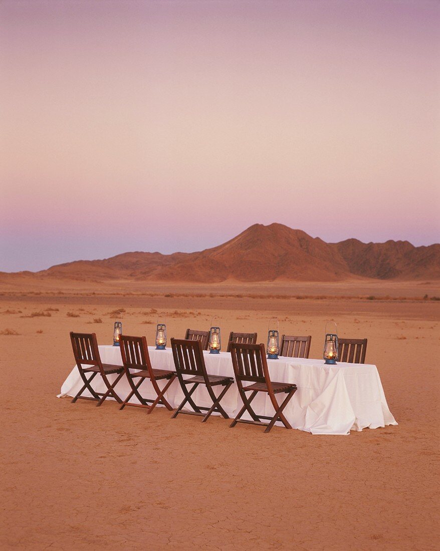 Leerer Esstisch in der Wüste stehend