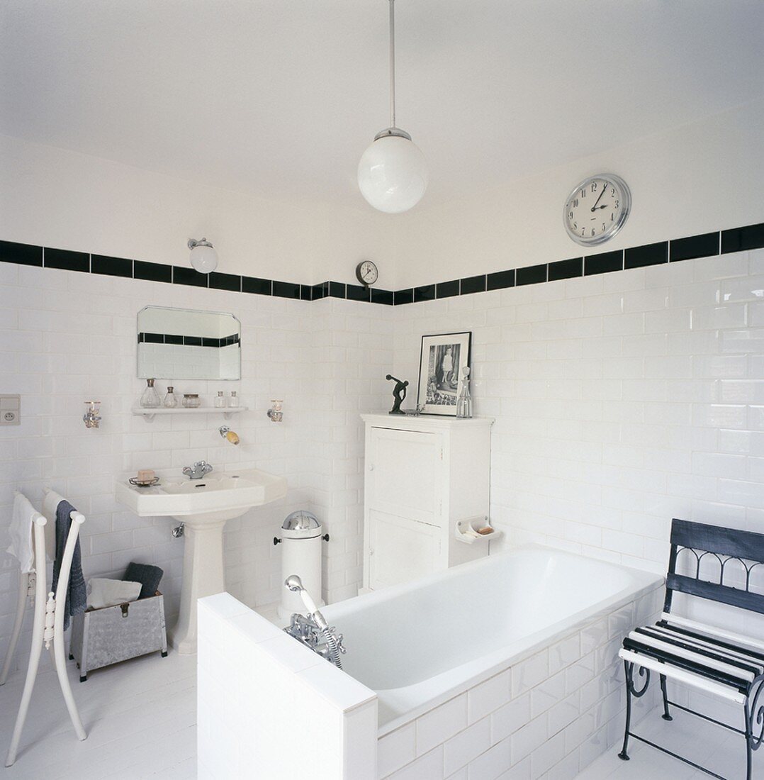 Ein weiß gefliestes Badezimmer mit Backsteinoptik und einer Badewanne in der Mitte des Zimmers