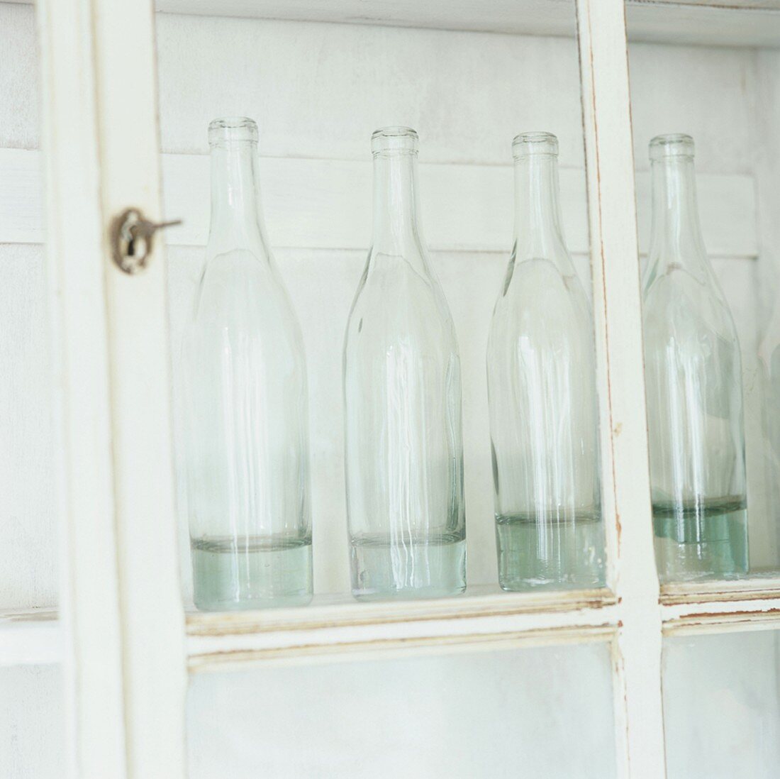 Flaschen in einem Schrank