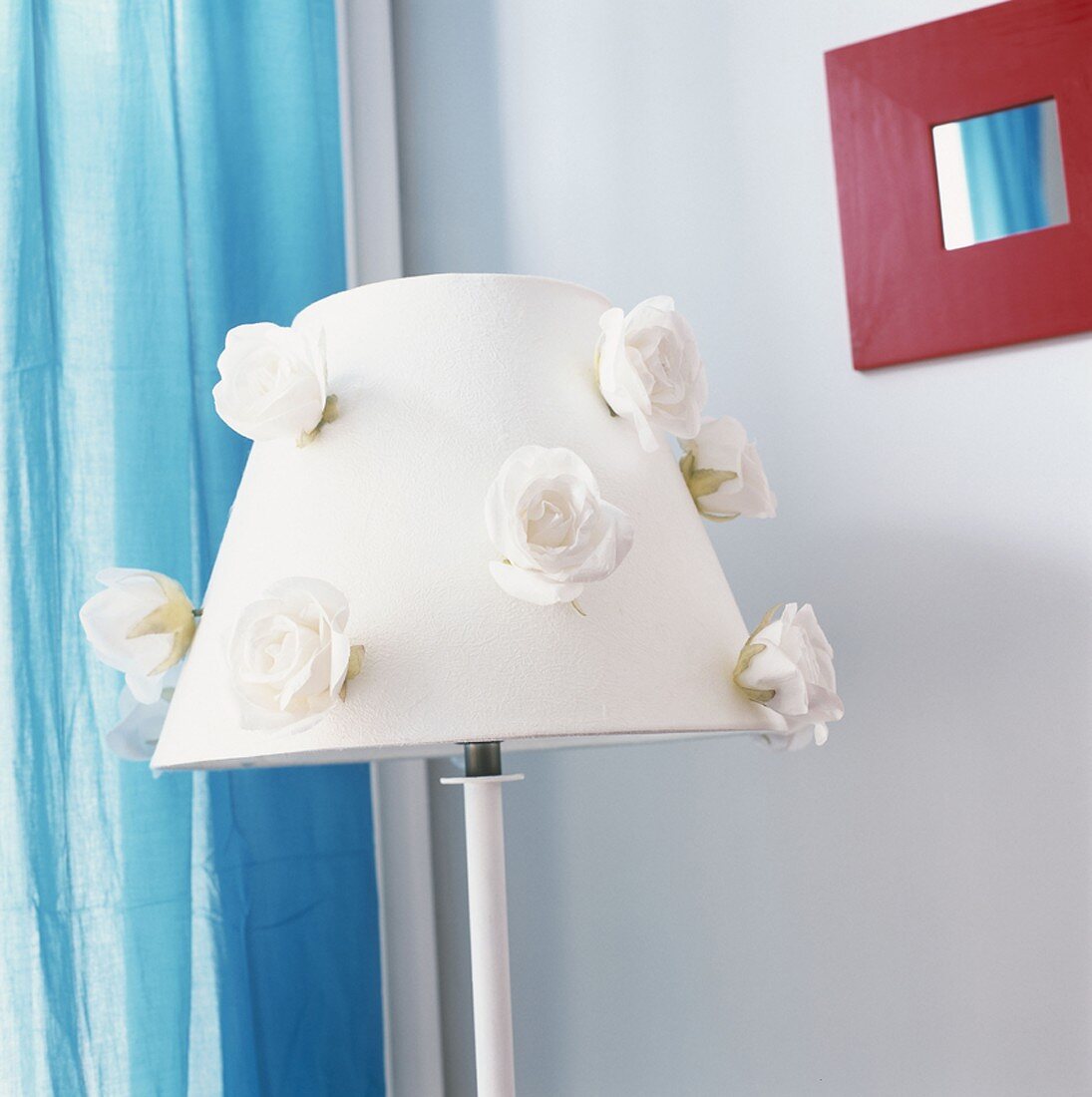 Ein Lampenschirm mit Blumen geschmückt