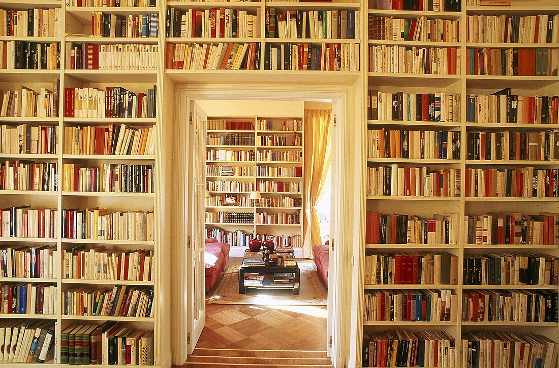 Große Bibliothek mit Tür zum Wohnzimmer