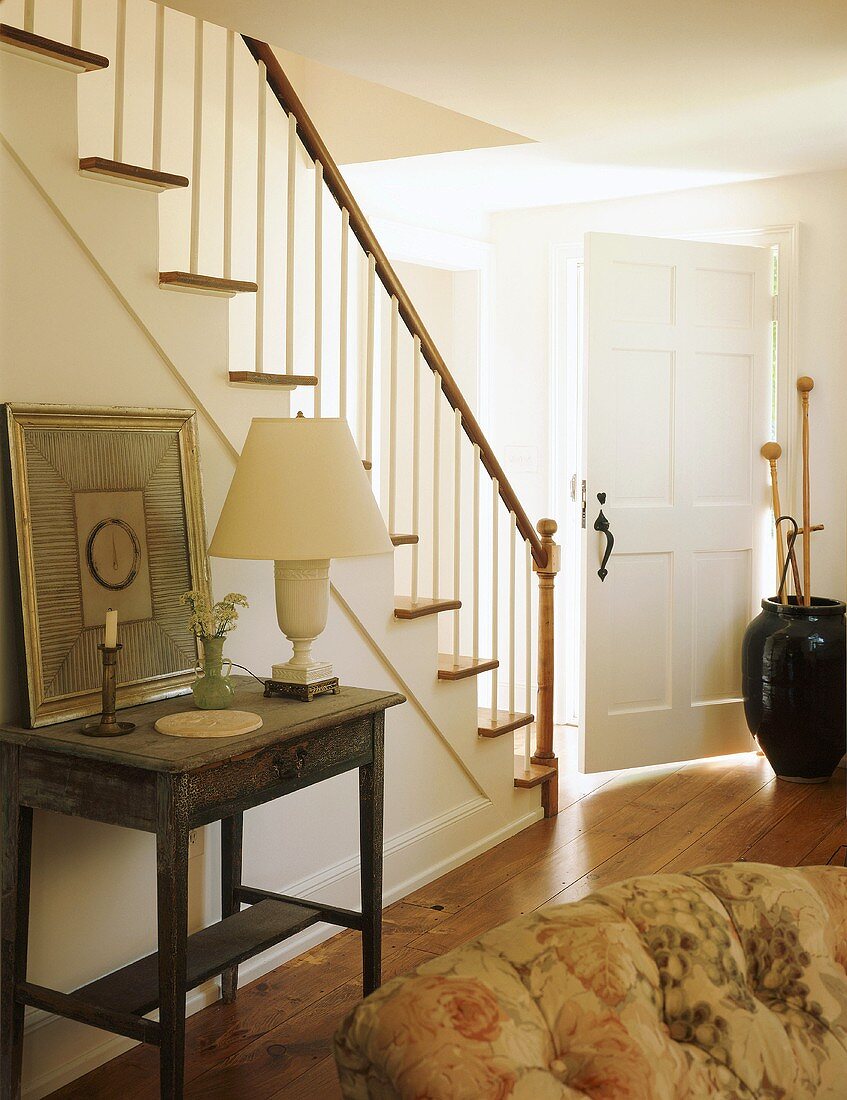Diele mit Treppenaufgang und direktem Zugang zum Wohnzimmer