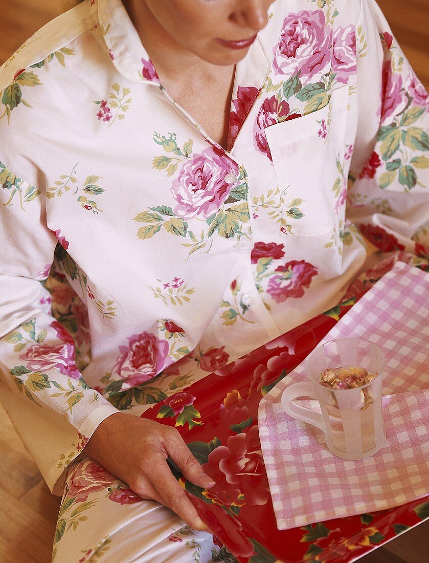 Frau im Pyjama mit Blumenmuster