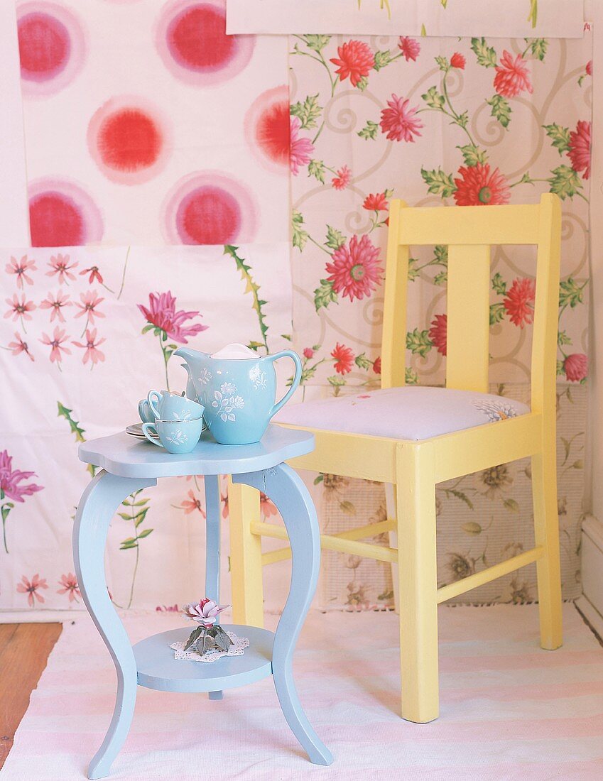 Stuhl und Tisch vor Blumentapete