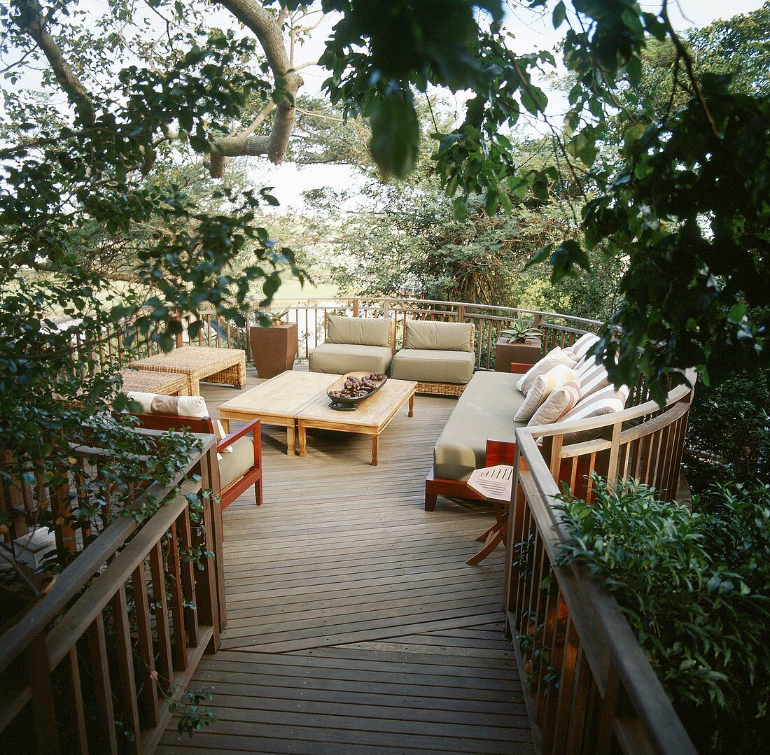 Gartenmöbel auf runder Veranda mitten in der Natur