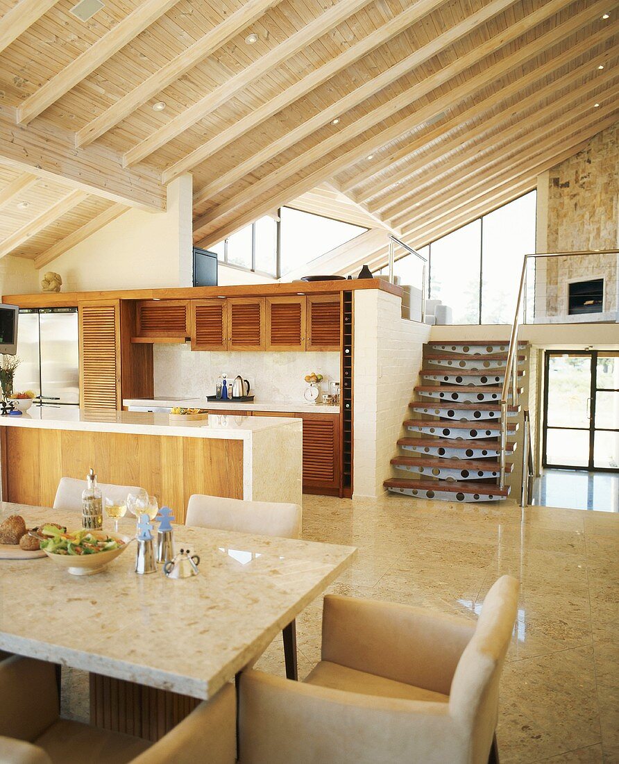 Offene Küche im modernen Architektenhaus mit freigelegter Fachwerkskonstruktion und Granitboden