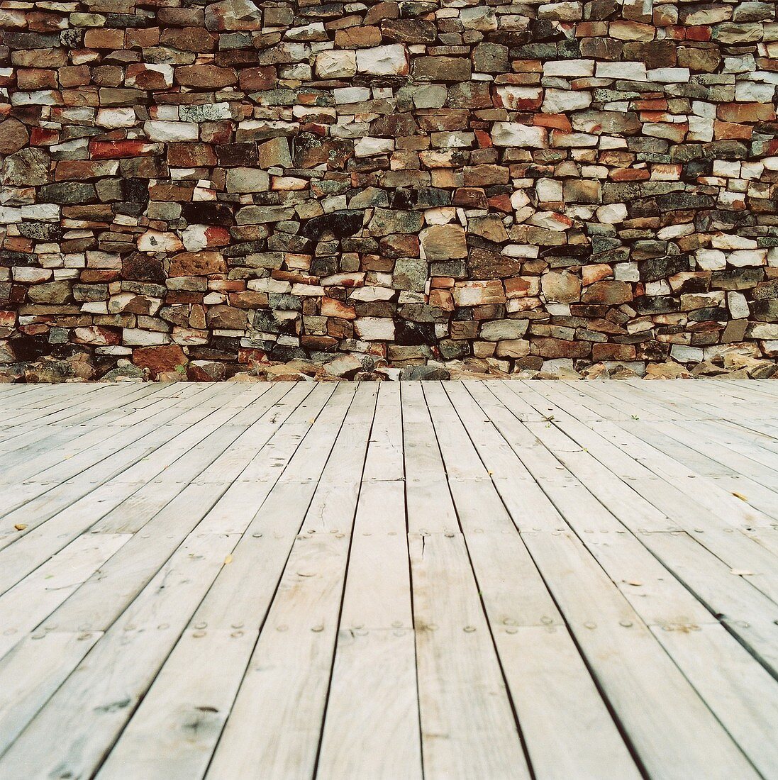 Holzboden vor Mauer