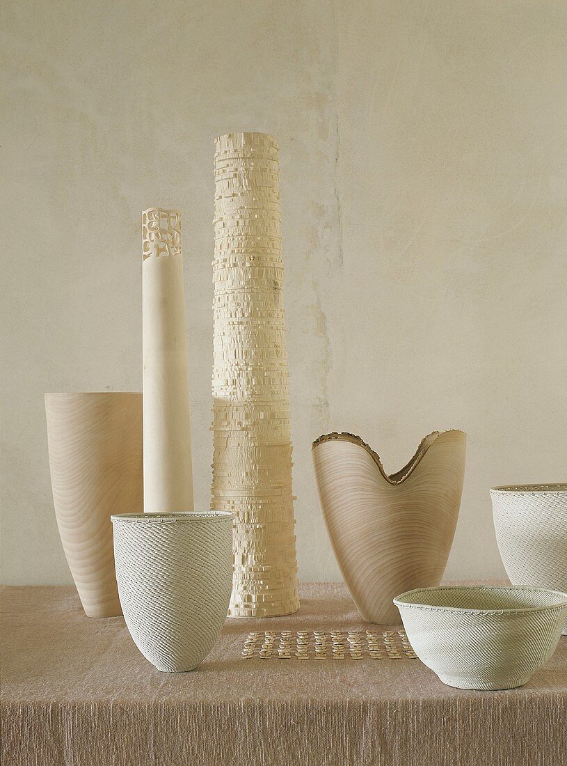 Verschiedene weiße & cremefarbene Schalen & Vasen