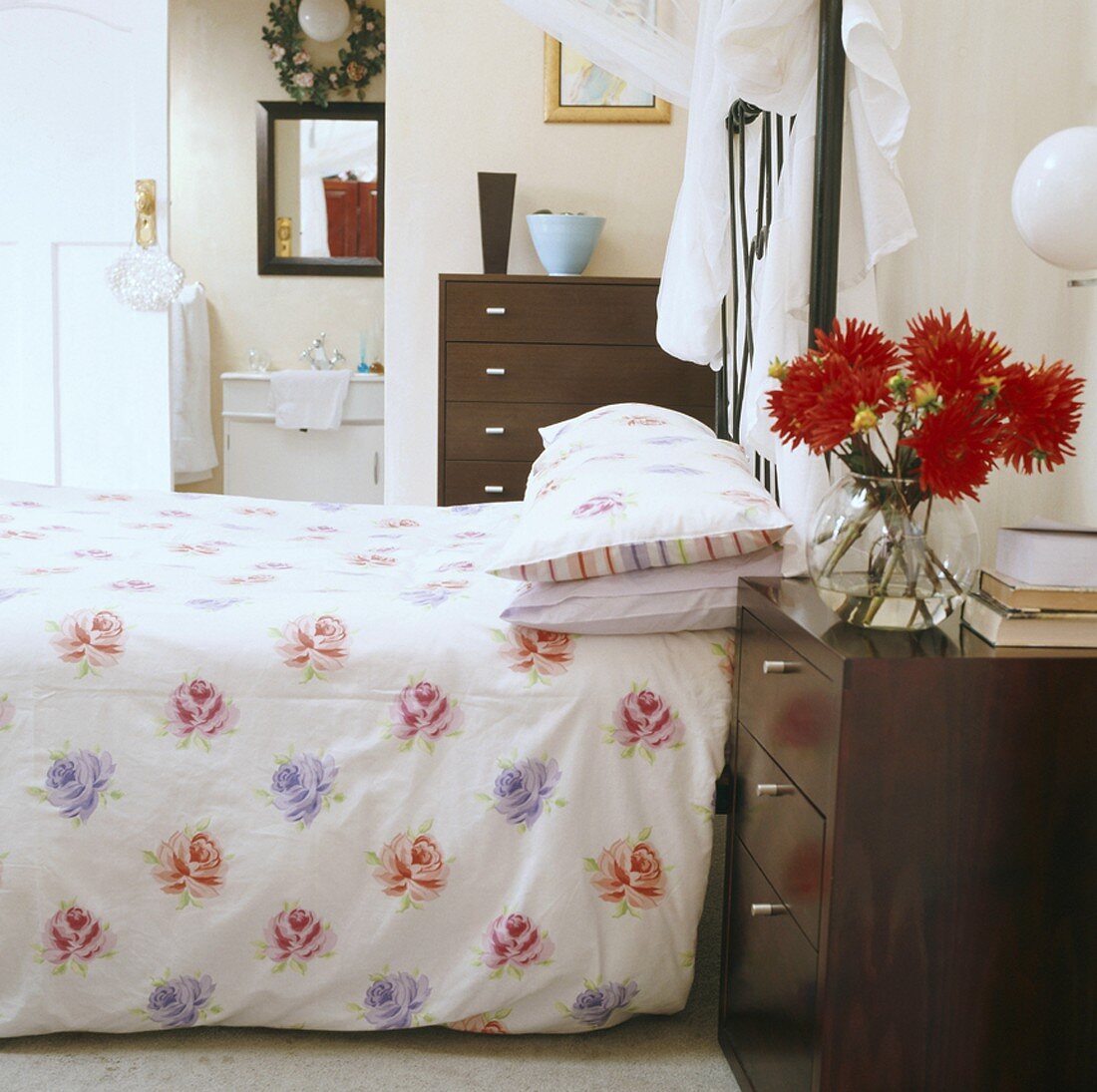 Moderne Nussbaummöbel und Bettwäsche mit Rosenmotiv im Schlafzimmer